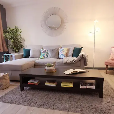 Open & Spacious 2bd In Central Lägenhet