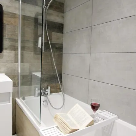 Open & Spacious 2bd In Central *