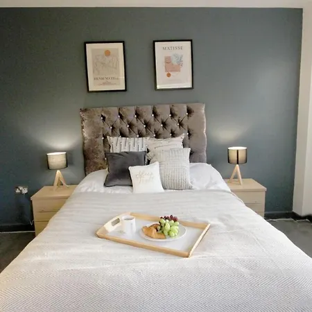 Daire Open & Spacious 2bd In Central *